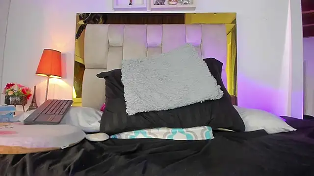 Snapshot of emmy_r chatting on 02.28.25 emmy r online show from 02.28.25