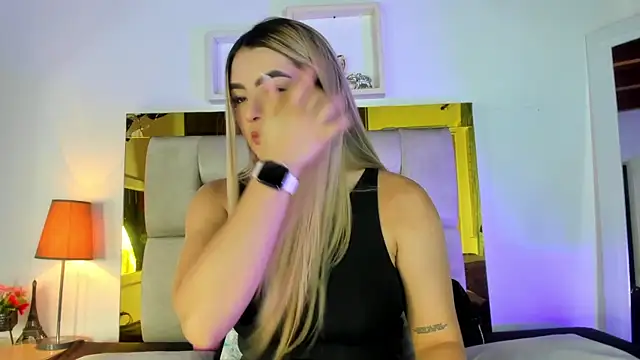 Snapshot of emmy_r chatting on 03.01.25 emmy r online show from 03.01.25