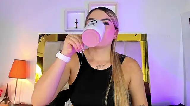 Snapshot of emmy_r chatting on 03.03.25 emmy r online show from 03.03.25