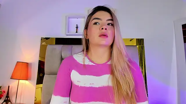 Snapshot of emmy_r chatting on 03.04.25 emmy r online show from 03.04.25