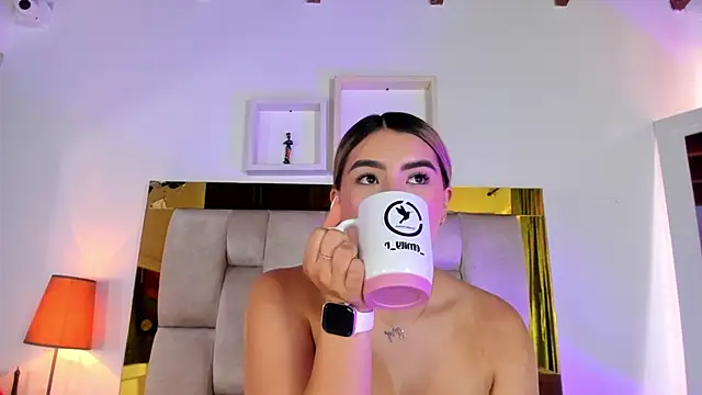 Snapshot of emmy_r chatting on 03.04.25 emmy r online show from 03.04.25