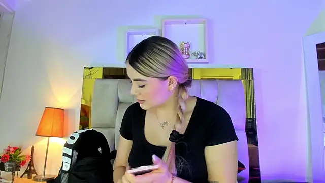 Snapshot of emmy_r chatting on 03.05.25 emmy r online show from 03.05.25