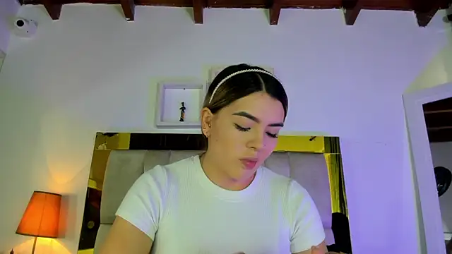 Snapshot of emmy_r chatting on 03.06.25 emmy r online show from 03.06.25