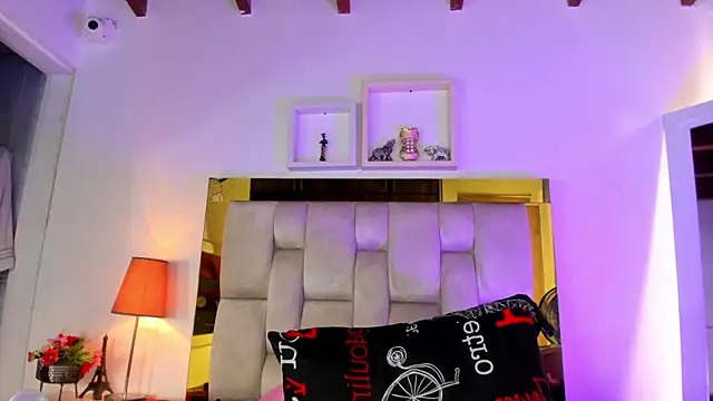 Snapshot of emmy_r chatting on 03.07.25 emmy r online show from 03.07.25