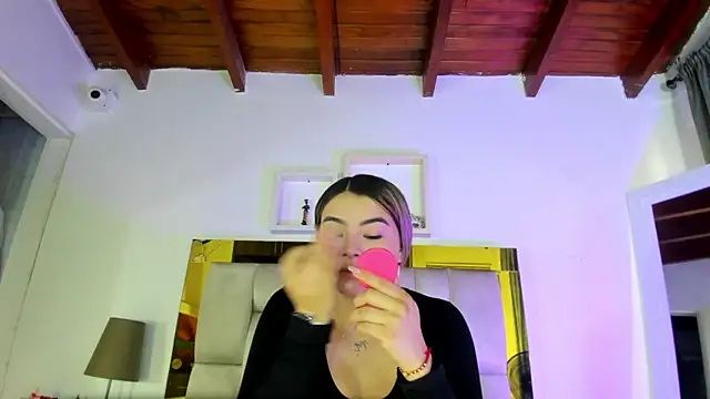 Snapshot of emmy_r chatting on 03.08.25 emmy r online show from 03.08.25