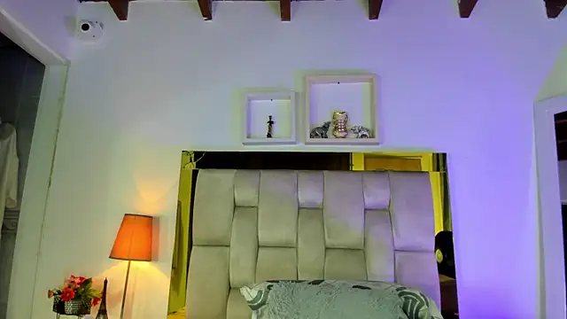 Snapshot of emmy_r chatting on 03.10.25 emmy r online show from 03.10.25