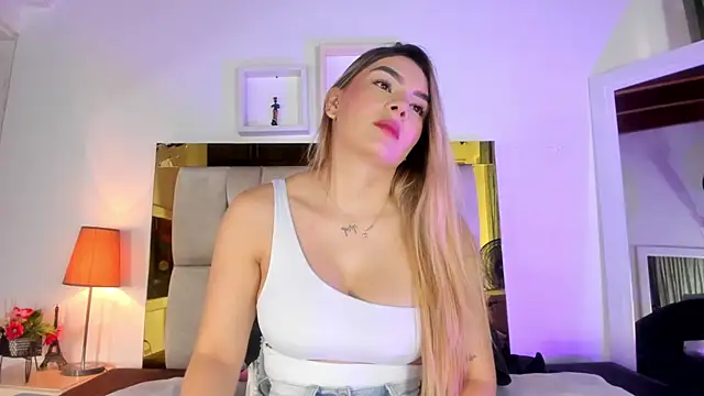 Snapshot of emmy_r chatting on 03.15.25 emmy r online show from 03.15.25