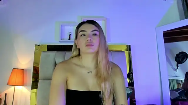 Snapshot of emmy_r chatting on 03.17.25 emmy r online show from 03.17.25