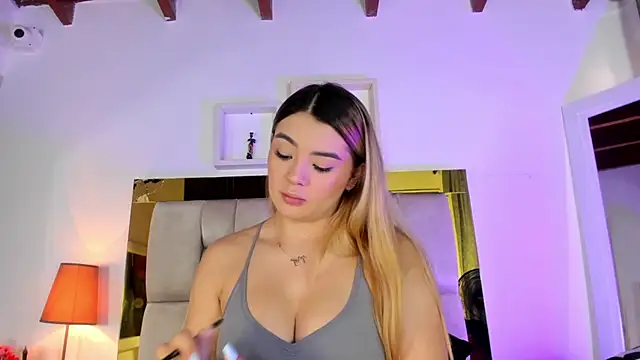 Snapshot of emmy_r chatting on 03.18.25 emmy r online show from 03.18.25