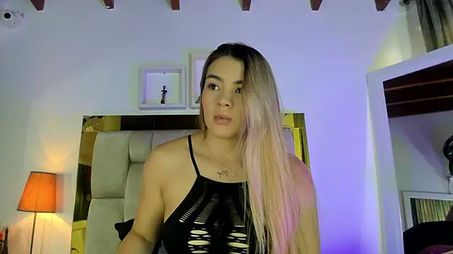 Snapshot of emmy_r chatting on 03.21.25 emmy r online show from 03.21.25