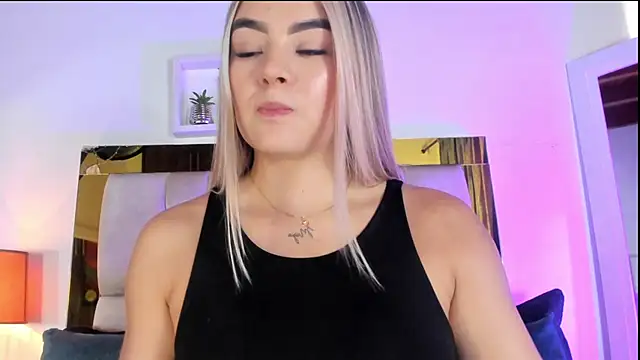 Snapshot of emmy_r chatting on 09.10.25 emmy r online show from 09.10.25