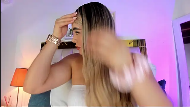 Snapshot of emmy_r chatting on 09.12.25 emmy r online show from 09.12.25