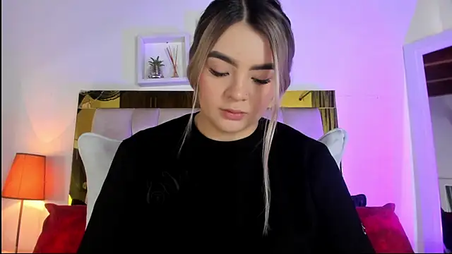 Snapshot of emmy_r chatting on 09.15.25 emmy r online show from 09.15.25