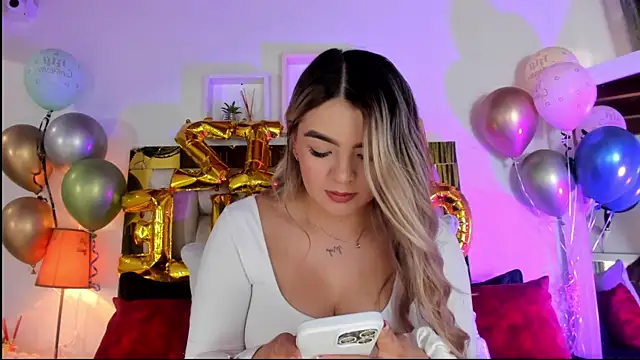 Snapshot of emmy_r chatting on 09.16.25 emmy r online show from 09.16.25