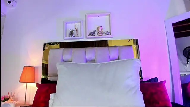 Snapshot of emmy_r chatting on 09.17.25 emmy r online show from 09.17.25