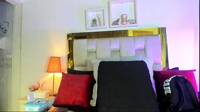 Snapshot of emmy_r chatting on 09.27.25 emmy r online show from 09.27.25