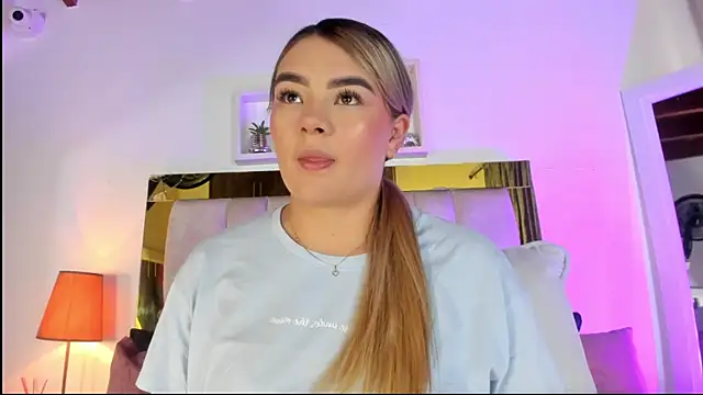 Snapshot of emmy_r chatting on 10.06.25 emmy r online show from 10.06.25