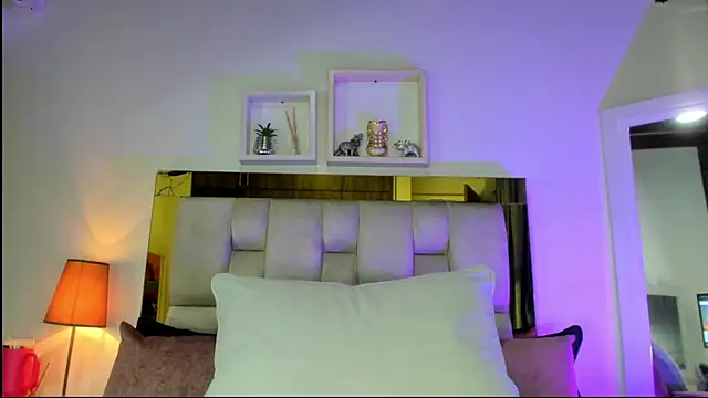 Snapshot of emmy_r chatting on 10.07.25 emmy r online show from 10.07.25