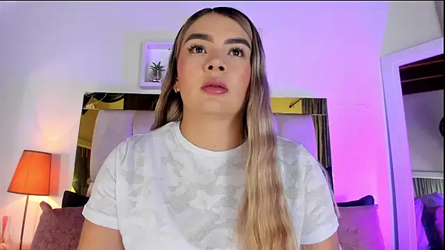 Snapshot of emmy_r chatting on 10.08.25 emmy r online show from 10.08.25