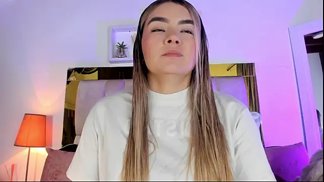 Snapshot of emmy_r chatting on 10.09.25 emmy r online show from 10.09.25