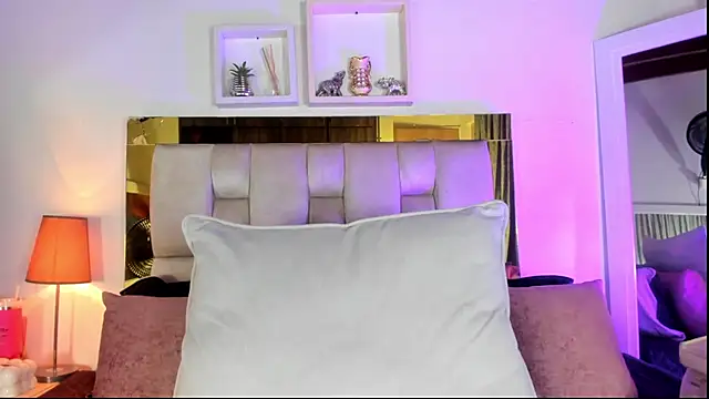 Snapshot of emmy_r chatting on 10.10.25 emmy r online show from 10.10.25