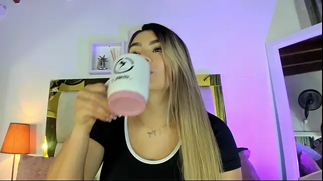 Snapshot of emmy_r chatting on 10.15.25 emmy r online show from 10.15.25