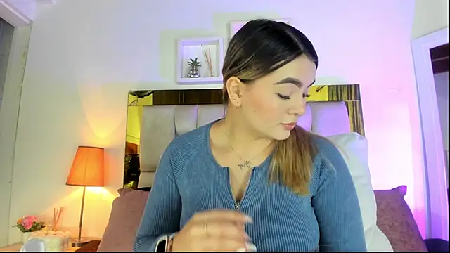 Snapshot of emmy_r chatting on 10.16.25 emmy r online show from 10.16.25