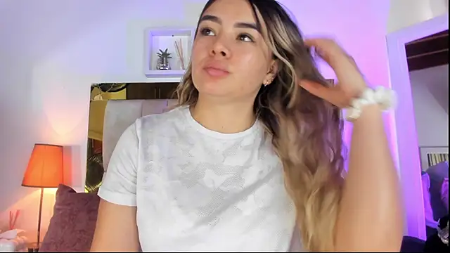 Snapshot of emmy_r chatting on 10.17.25 emmy r online show from 10.17.25