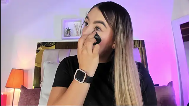 Snapshot of emmy_r chatting on 10.20.25 emmy r online show from 10.20.25