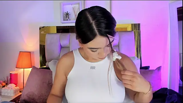 Snapshot of emmy_r chatting on 10.21.25 emmy r online show from 10.21.25