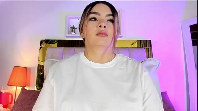 Snapshot of emmy_r chatting on 10.24.25 emmy r online show from 10.24.25