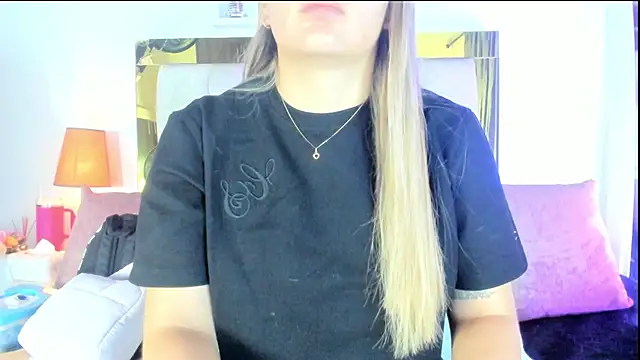 Snapshot of emmy_r chatting on 10.25.25 emmy r online show from 10.25.25