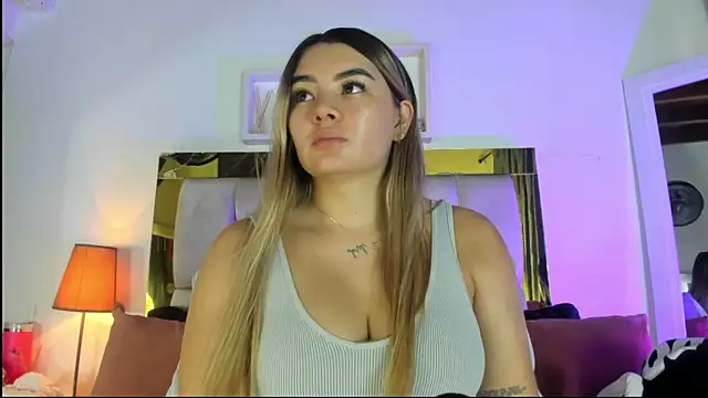 Snapshot of emmy_r chatting on 10.27.25 emmy r online show from 10.27.25