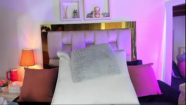 Snapshot of emmy_r chatting on 11.19.25 emmy r online show from 11.19.25