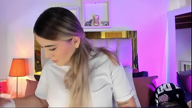 Snapshot of emmy_r chatting on 11.20.25 emmy r online show from 11.20.25