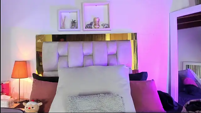 Snapshot of emmy_r chatting on 11.21.25 emmy r online show from 11.21.25