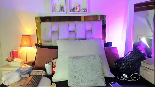 Snapshot of emmy_r chatting on 11.22.25 emmy r online show from 11.22.25