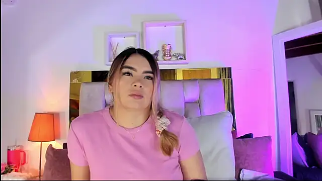 Snapshot of emmy_r chatting on 11.28.25 emmy r online show from 11.28.25