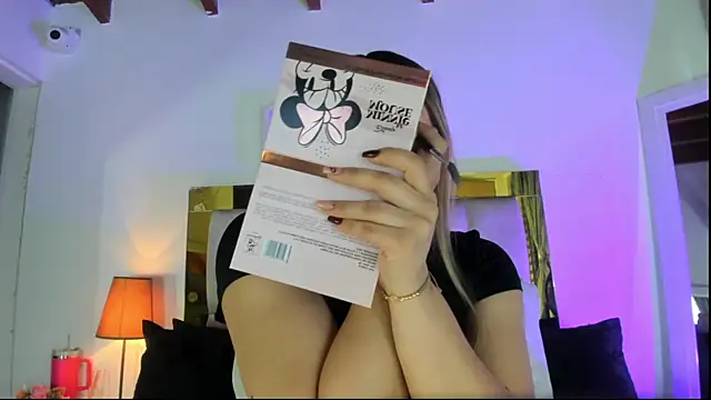 Snapshot of emmy_r chatting on 12.02.25 emmy r online show from 12.02.25