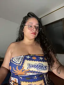 Snapshot of CurlyGirl_1 chatting on 11.04.25 CurlyGirl 1 online show from 11.04.25