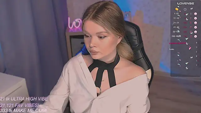 Snapshot of VeronaAura chatting on 09.30.25 VeronaAura online show from 09.30.25