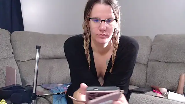 Snapshot of Sarahtineke chatting on 10.14.25 Sarahtineke online show from 10.14.25