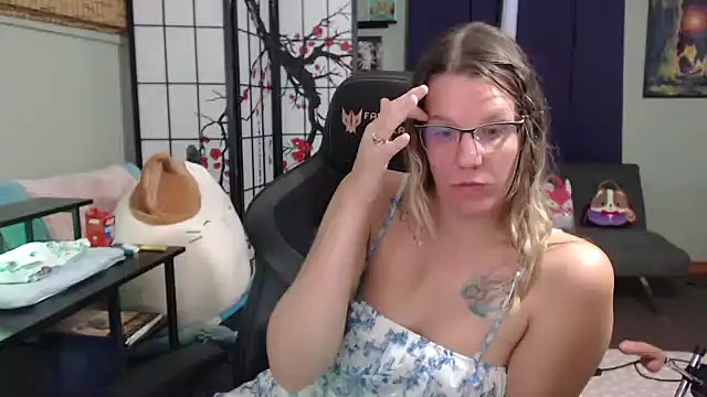 Snapshot of Sarahtineke chatting on 10.19.25 Sarahtineke online show from 10.19.25