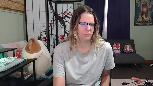 Snapshot of Sarahtineke chatting on 10.20.25 Sarahtineke online show from 10.20.25