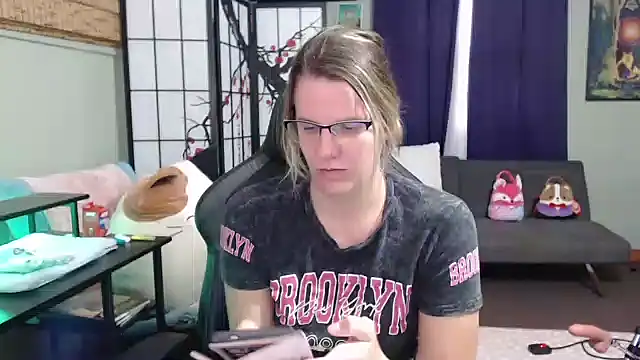 Snapshot of Sarahtineke chatting on 10.22.25 Sarahtineke online show from 10.22.25