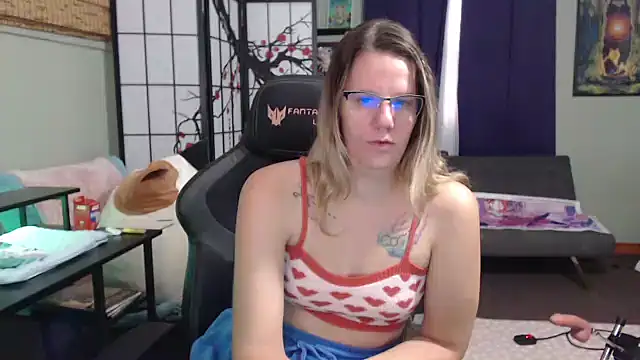 Snapshot of Sarahtineke chatting on 10.24.25 Sarahtineke online show from 10.24.25