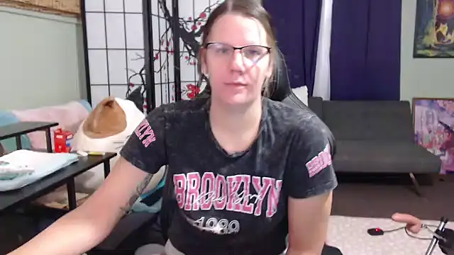 Snapshot of Sarahtineke chatting on 10.25.25 Sarahtineke online show from 10.25.25