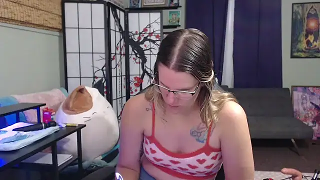 Snapshot of Sarahtineke chatting on 10.27.25 Sarahtineke online show from 10.27.25