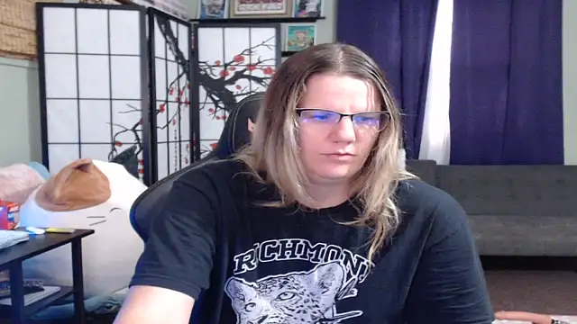 Snapshot of Sarahtineke chatting on 10.31.25 Sarahtineke online show from 10.31.25