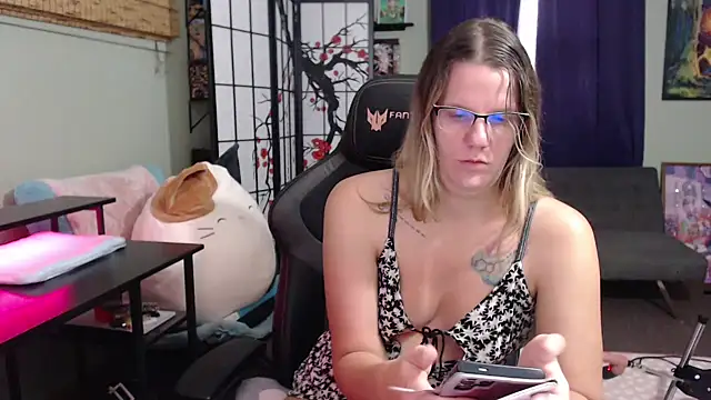 Snapshot of Sarahtineke chatting on 11.04.25 Sarahtineke online show from 11.04.25